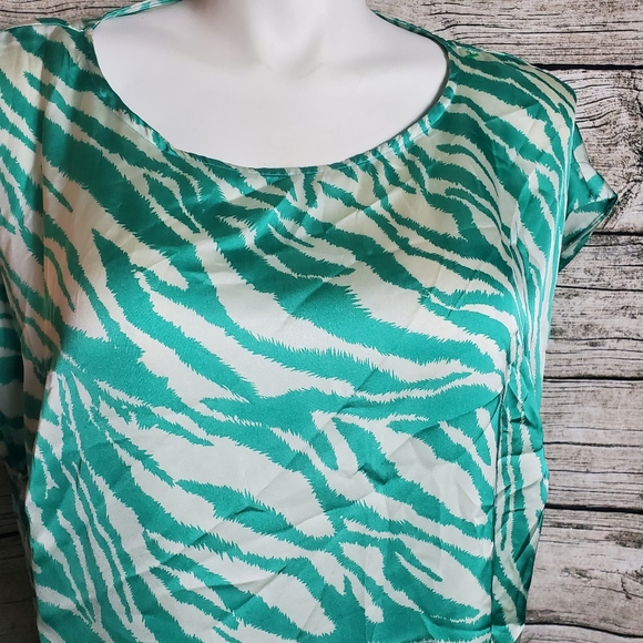 Adressing Woman Top Size 2X.Pit to pit approx: 26.5 inches Right shoulder to - Picture 2 of 8